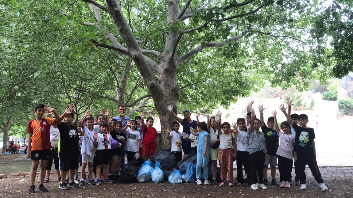 Çevre dostu okul projesi kapsamında öğrencilerimize çevre bilincinin kazandırılması amacıyla  çevre temizliği yapıldı.