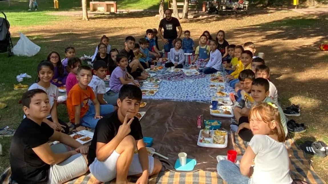 1-F Sınıfı öğrencileri piknikte buluştu.